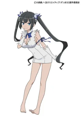 白いワンピースを着た「ダンまち」のヘスティアが、長いツインテールと裸足の姿で、指を唇に当てて「シーッ」とポーズをとっている全身イラスト