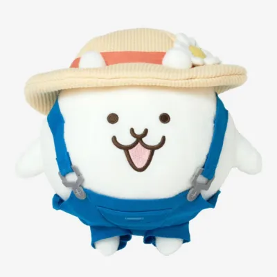 麦わら帽子とオーバーオールを着用した白いにゃんこのぬいぐるみ