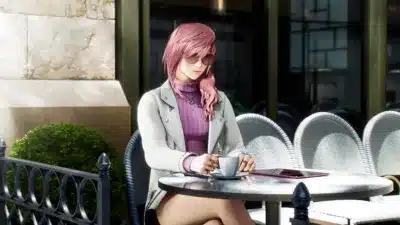 ピンクの髪とサングラスをかけた女性が、屋外のカフェテラスでコーヒーを飲んでいます