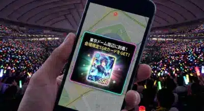 ライブ会場でスマートフォンに表示される会場限定SSRカード獲得通知