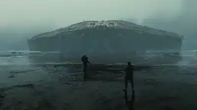 霧が立ち込める水辺に立つ兵士と巨大な未来的な構造物