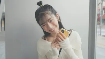 笑顔でスマホを持つ女性