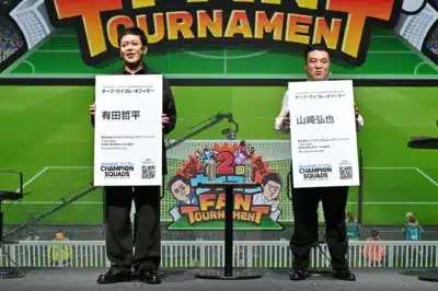 eFootball™ CHAMPION SQUADSのイベントステージで登壇する有田哲平と山崎弘也