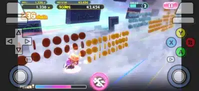 空中に浮かぶコースをキャラクターが走り、コインを集めるモバイルゲームのプレイ画面です。スコアや距離、チェーン数、スピードなどのUIが表示され、バーチャルコントローラーで操作しています。