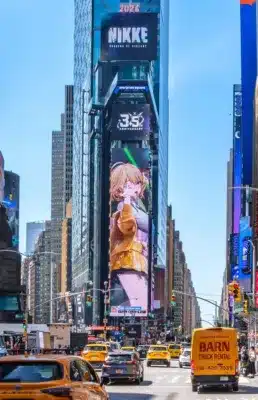 ニューヨークのタイムズスクエアに表示されるNIKKE広告
