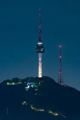 Nソウルタワーにライトアップされたキャラクター