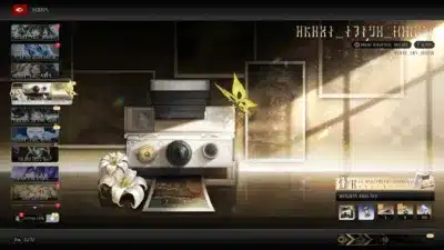 ヴィンテージ風のインスタントカメラと白い百合が中央に配置されたゲームのUI画面。暖かな光が差し込む背景には複数の額縁があり、左側にはリスト、右側にはタイトルやメニューが表示されています。全体的に幻想的でノスタルジックな雰囲気を醸し出しています。