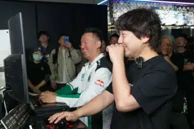 対戦ゲームを楽しむ男性たち