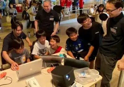 イベント会場で交流する子どもたちと大人