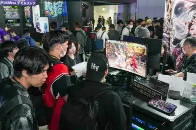 デモプレイを囲む人々