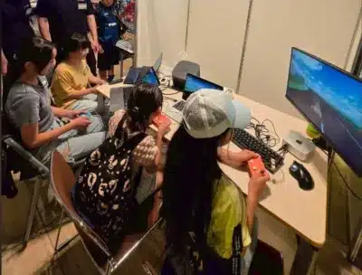 ゲームを楽しむ子どもたち