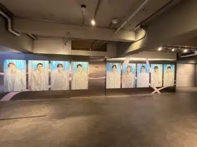 メンバーの大型ポスター