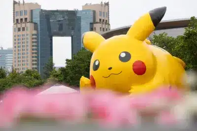 都市の風景に浮かぶ巨大なピカチュウバルーン