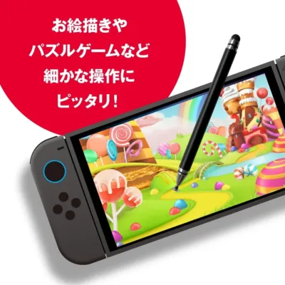 スタイラスペンでNintendo Switchのような携帯ゲーム機を操作している画像です。お絵描きやパズルゲームなど、細かい操作に最適であることをアピールしています。画面にはキャンディやお菓子をモチーフにしたカラフルなゲーム画面が映し出されています。