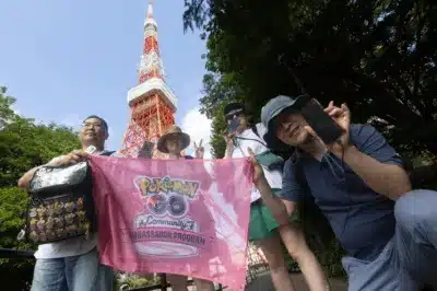 東京タワーを背景にポケモンGOを楽しむトレーナーたち