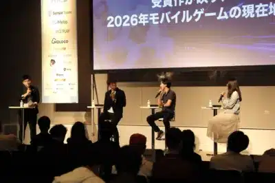 「2026年モバイルゲームの現在地」をテーマにしたイベントで、複数の登壇者がマイクを手に話している様子