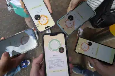東京タワーとスマートフォンに表示されたゲーム画面