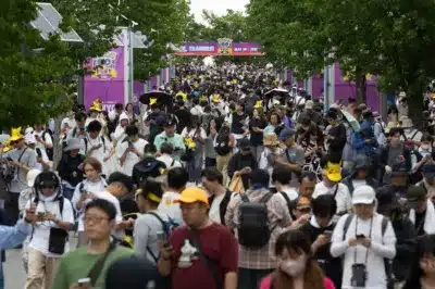 イベント会場を歩く多くのトレーナーたち
