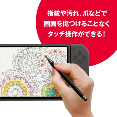 Nintendo Switchのようなゲーム機でタッチペンを使い、マンダラ模様の塗り絵をしている画像。指紋や汚れ、爪などで画面を傷つけることなく、快適にタッチ操作ができることを示しています。
