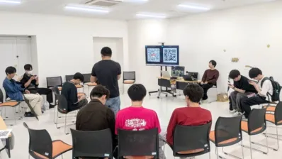 イベント会場の様子、学生が説明している