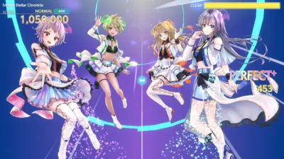 リズムゲームのプレイ画面で、4人のアニメ調のアイドルキャラクターがカラフルなステージでパフォーマンスしている様子。