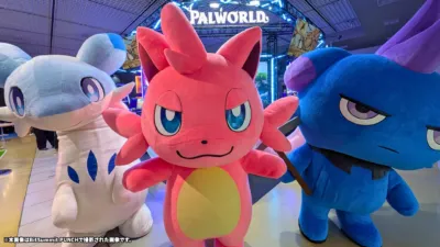 BitSummit PUNCH会場で、人気ゲーム「パルワールド」のキャラクター、フォックスパークス、デプレッソ、そして水色のパルの大型マスコットが並んで立っている様子。