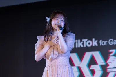 ピンクのドレスを着た女性歌手