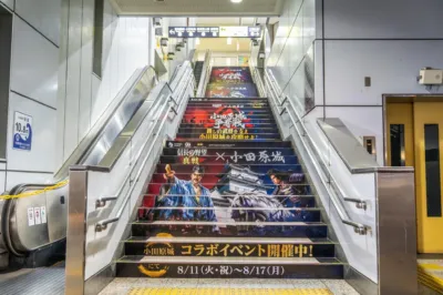 小田原駅階段広告