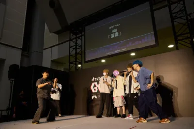 ステージでゲームを楽しむ男性たち