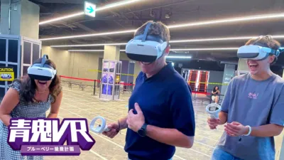 VRヘッドセットを装着して楽しむ人々の様子