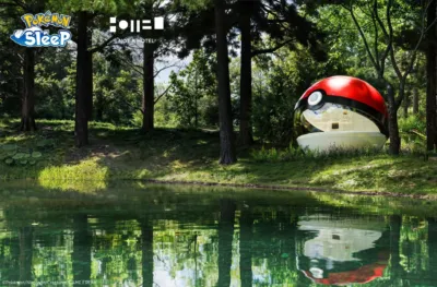 湖畔に佇むモンスターボール型ホテル