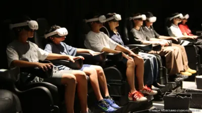 VRヘッドセットを装着してアトラクションを楽しむ人々